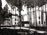 Eamon O’Kane: Black Mirror Building II [Dessau], 2014, Acryl auf Leinwand, 150 x 200 cm 

